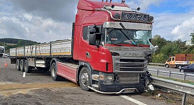 TEM'de bariyerlere çarpan tırın dorsesindeki demir profiller yola saçıldı: 1 yaralı