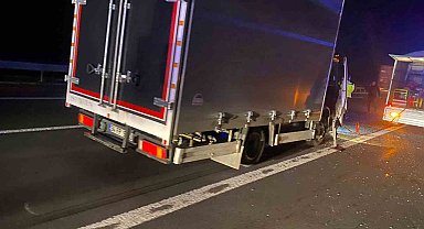 TEM'de kamyonla çarpışan kamyonet sürücüsü araçta sıkışarak yaralandı