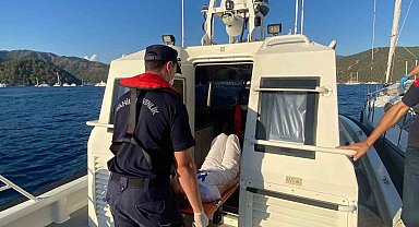 Ticari yatta yaralanan vatandaşa Sahil Güvenlik tıbbi tahliye