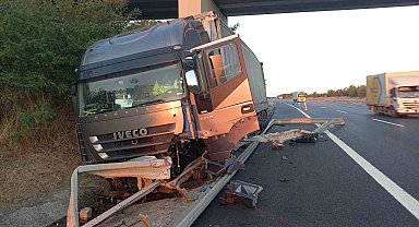 Tır, bariyerlere ok gibi saplandı