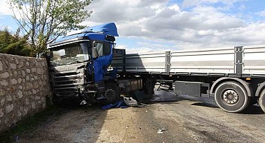 Tır istinat duvarına çarptı, kabinde sıkışan sürücüyü itfaiye kurtardı