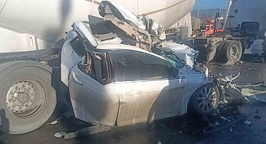 Tır otomobili ezdi, sürücü saniyelerle kurtuldu