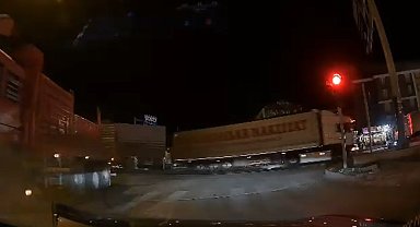 Tırın dorse kapağı açıldı, kırmızı ışıkta bekleyen otomobil kıl payı kurtuldu