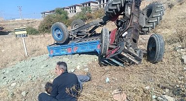 Tokat'ta traktör devrildi: 2 yaralı