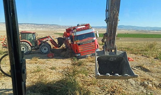 Tonlarca soğan taşıyan tır ıslak arazide toprağa gömüldü