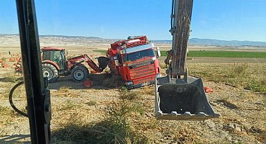 Tonlarca soğan taşıyan tır ıslak arazide toprağa gömüldü