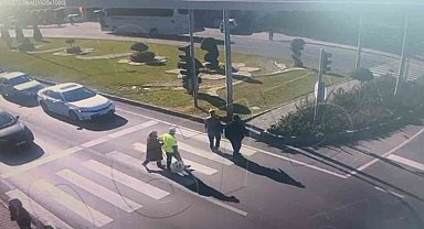 Trafik polisinden örnek davranış