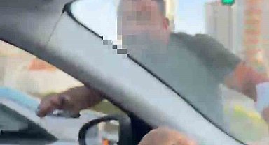 Trafikte tartıştığı kadınların otomobilini yumrukladı