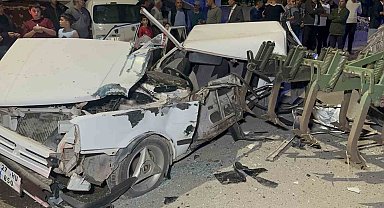 Traktör pulluğu çarptığı otomobili adeta parçaladı: 1 ağır yaralı