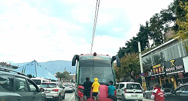 Tramvayın arkasına tutunup ölümle burun buruna geldiler