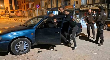 Tükürük yüzünden kavga çıktı, alkollü şahsı yakınları bile sakinleştiremedi