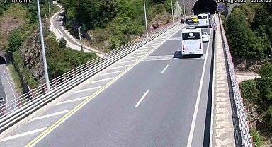 Tünel çıkışında geri manevra yapan halk otobüsü kazaya yol açtı