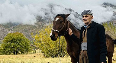 Türkiye-Irak sınırında kartpostallık manzara: Kar ve sonbahar güzelliği bir arada