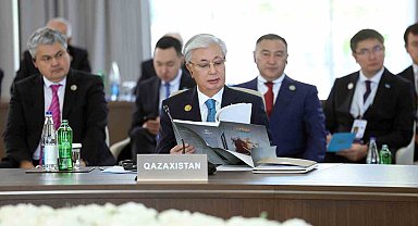 Türkiye, TDT Zirvesi'nde liderlere Cengiz Aytmatov'un ortak alfabe ile yazılan kitabını hediye etti