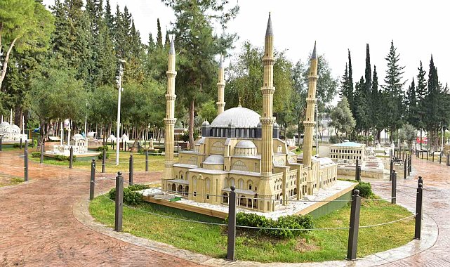 Türkiye'nin 81 ilindeki mimari eserler minyatürleriyle sergileniyor