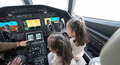 Uçak görünce mutlu olan Erva ve Zümra hayallerine kavuştu