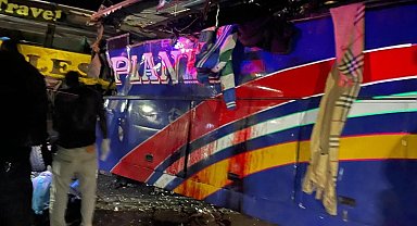 Uganda'da iki otobüs kafa kafaya çarpıştı: En az 63 ölü