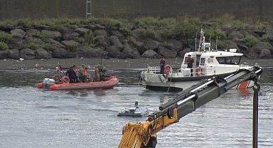 Ukrayna'ya ait insansız deniz aracı imha edilmek üzere botla açığa çekildi
