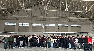 Üniversite öğrencileri İnönü Havacılık Eğitim Merkezi'ni ziyaret etti, eğitim uçaklarını yakından gördü