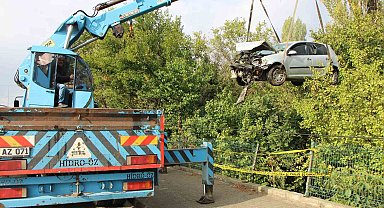 Üniversite öğrencilerinin bulunduğu otomobil bahçeye uçtu: 4 yaralı