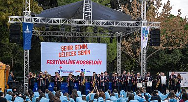 Üniversiteli gençler İzmir'e festivalle "merhaba" dedi