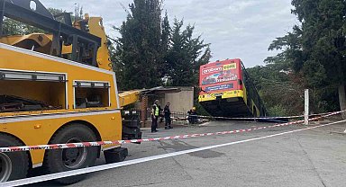 Üsküdar'da el freni çekilmeyen İETT otobüsü sitenin duvarını yıktı