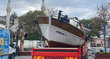 Üsküdar'da yolcu motoru balıkçı teknesine çarptı