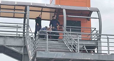 Üst geçitten indirildi, herkes alkışladı