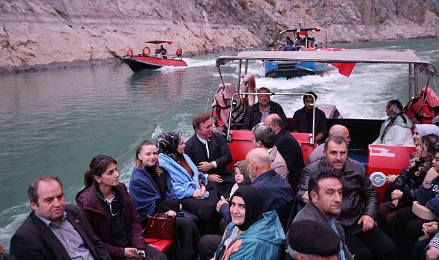 Vali Aydoğdu Kemaliye'de esnafı ziyaret etti, Karanlık Kanyon'da tekne turuna katıldı