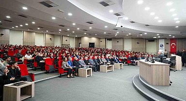 Vali Doğan, üniversite öğrencileri ile kariyer tecrübelerini paylaştı