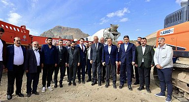 Vali Usta, AFAD konutlarını inceledi