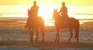 Van Gölü kıyılarında atlı jandarma nöbeti