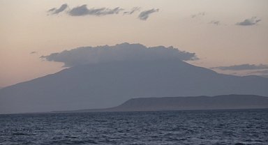 Van Gölü sahilinden görkemli anlar: 4 bin 58 rakımlı Süphan Dağı'nın zirvesindeki bulutlar time-lapse ile görüntülendi