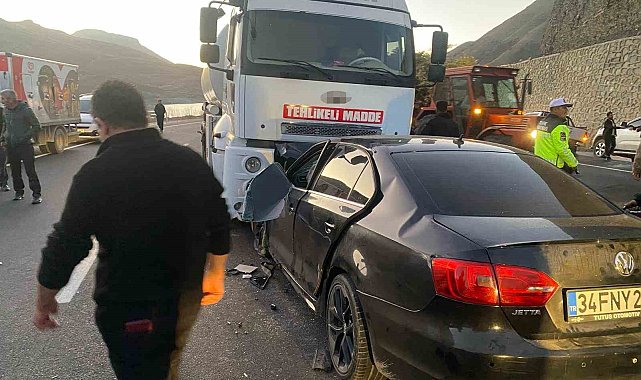 Van-Hakkari karayolunda otomobil tankerle çarpıştı: 3 ölü, 4 yaralı