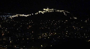 Van'da büyüleyici anlar: Güneşin batışıyla birlikte şehir merkezinde yanan ışıklar, ortaya eşsiz bir manzara çıkardı