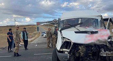 Van'da okul servisiyle tır çarpıştı: 15 yaralı