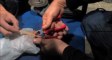 Vatandaşın parmağına yüzük sıkışan yüzüğü itfaiye çıkardı