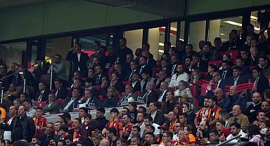 Vincenzo Montella derbiyi stattan takip etti