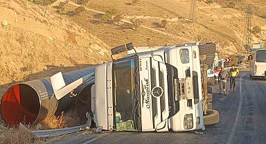 Virajı alamayan tır devrildi