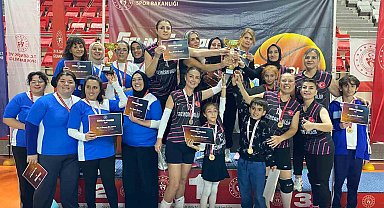 Voleybolda kadınlarda Erzincan Valiliği erkeklerde Milli Eğitim Müdürlüğü şampiyon oldu