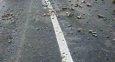 Yağış sonrası yola, taş ve kaya parçaları düştü