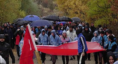 Yağmur altında İstiklal mücadelesi ruhunu yaşattılar