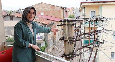 Yağmurlu havada evi şimşek değil, elektrik direğinden çıkan kıvılcımlar aydınlatıyor