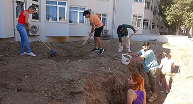 Yaklaşık 16 metrelik balinanın iskeleti gün yüzüne çıkarılmaya başladı