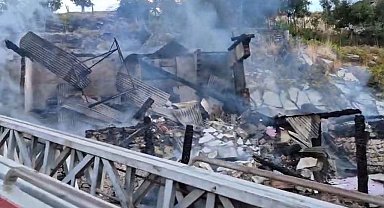 Yangın çıkan ev çöktü, iki kardeş enkaz altında aranıyor