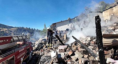 Yangında çöken evde kaybolan ağabey ve kardeş hala bulunamadı