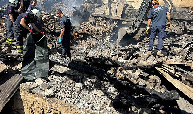 Yangında çöken evdeki 2 kardeşin ceset kalıntıları bulunarak adli tıpa gönderildi