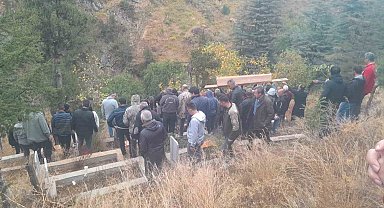 Yangında ölen yaşlı iki kardeşin cenazesi tek tabutla getirildi, aynı mezara defnedildi