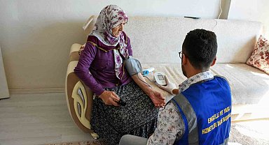 Yaşlılara tansiyon aleti dağıtıldı, evde sağlık hizmeti verildi