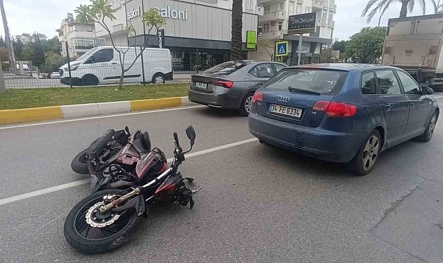 Yaya geçidinde duran otomobile çarpan motosikletli yaralandı